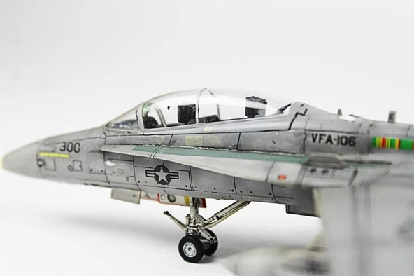 QD046 1/72 Ölçek, F-18D Hornet Sergilemeye Hazır Plastik Uçak Maketi - Resim 6