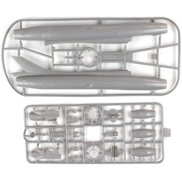 Modelsvit MSVIT72048 1/72 Ölçek, SUKHOI SU-17 M3R Keşik Bombardıman Savaş Uçağı, Plastik Model kiti - 3