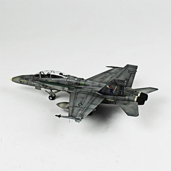 QD046 1/72 Ölçek, F-18D Hornet Sergilemeye Hazır Plastik Uçak Maketi - Resim 3