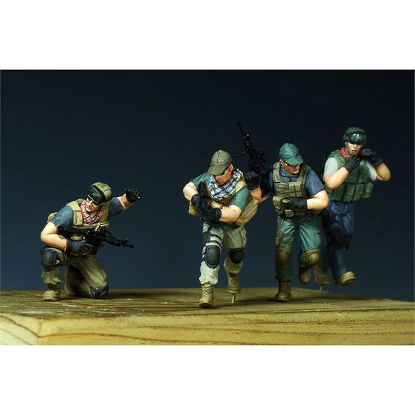 Trumpeter 00419 1/35 Ölçek, PMC Saldırı Timi Irak'ta (2005) Figürleri Plastik Model Kiti - Resim 3