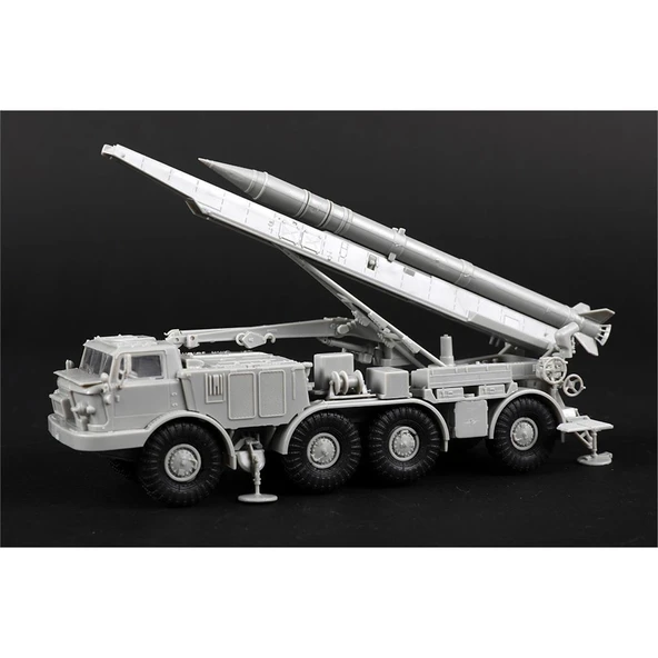 Trumpeter 07179 1/72 Ölçek, Rus 9P113 Kamyon ve 9M21  (9K52 Luna-M) Kısa Menzilli Füze Sistemi (FROG-7), Plastik Model Kiti - 2