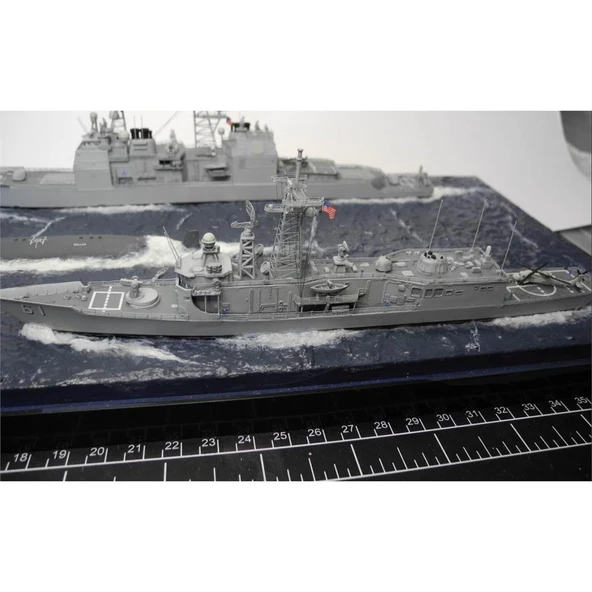 Dragon 7068 1/700 Ölçek, U.S.S. Ingraham FFG-61, Klasik Tahrikli Füze Firkateyni Plastik Model Kiti - Resim 2