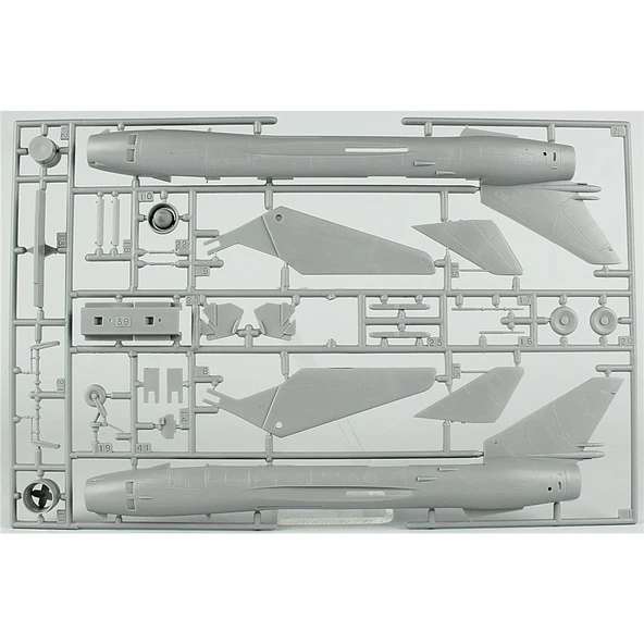 Mistercraft E012 1/72 Su-22 M4R (77 JBG) Savaş Uçağı Plastik Model Kiti - Resim 2
