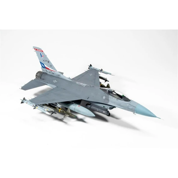 Kinetic K48102 1/48 Ölçek, F-16C Blok 25/42 USAF Savaş Uçağı, Plastik Model kiti - Resim 2