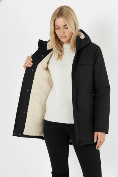 İçi Kürklü Su ve Rüzgar Geçirmez Cepli Kapüşonlu Kadın Mont ürün görseli 1