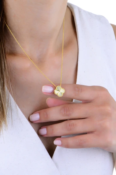 Gümüş altın yaldızlı işlemeli çift taraflı yonca kolye  SGTL13002GOLD ürün görseli