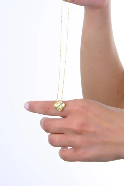 Gümüş altın yaldızlı işlemeli çift taraflı yonca kolye  SGTL13002GOLD - Resim 3