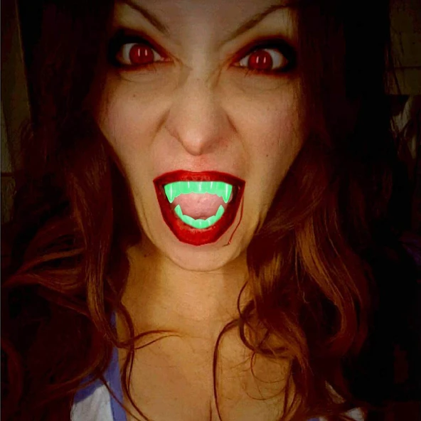 Karanlıkta Parlayan Fosforlu Çift Damak Takma Vampir Dişi - Resim 9
