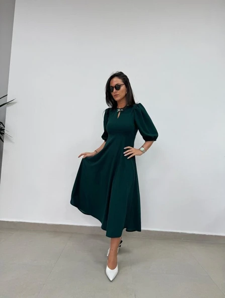 Kadın Kısa Kollu Bisiklet Yaka Fiyonk Broşlu Midi Janjan Krep Elbise - Resim 8