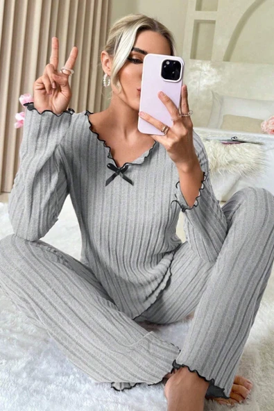 Kadın Gri Çizgili Uzun Kollu Fiyonk Detaylı Pijama Takımı Rahat Mevsimlik ürün görseli