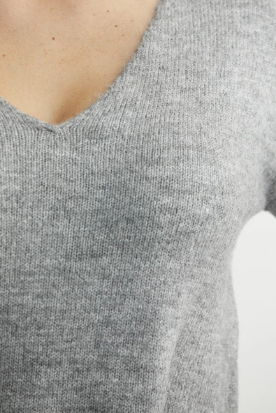 Yumuşak Dokulu V Yaka Triko Kazak - Füme - Resim 4