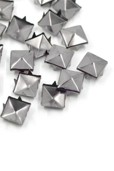Süs Tırnaklı Çakma Kare Piramit 7 mm 20 Adet Metal Trok ürün görseli