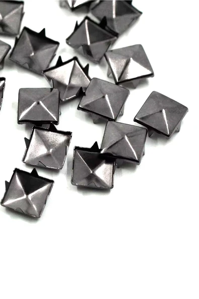 Süs Tırnaklı Platin Çakma Kare Piramit 7 mm 20 Adet Metal Trok ürün görseli