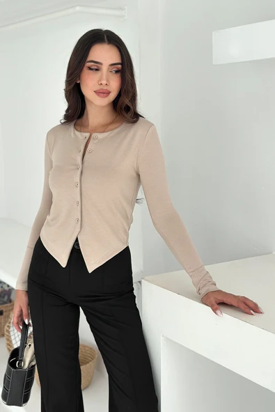 Kadın Sivri Etek Uçlu Düğmeli Bluz – Modern & Şehirli Stil ürün görseli