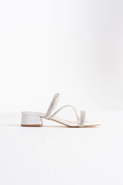 Tanya Beyaz Kadın Taşlı Terlik ürün görseli