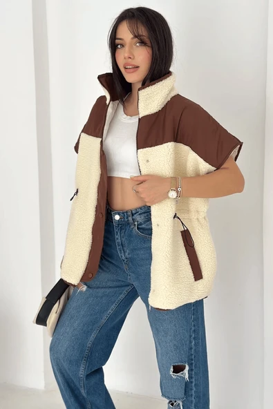 Kısa Kollu Kontrast Detaylı Astarlı Peluş Yelek – Sıcak & Stil Sahibi - Resim 4