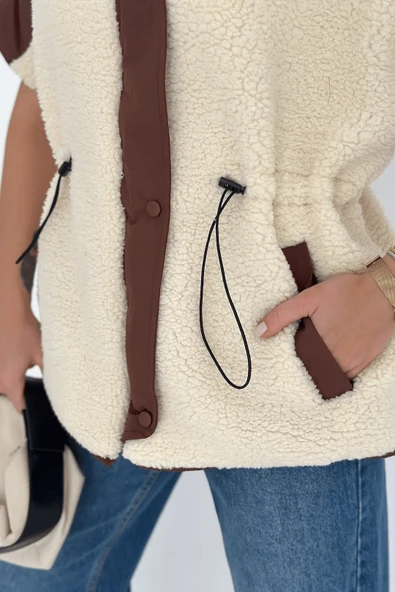 Kısa Kollu Kontrast Detaylı Astarlı Peluş Yelek – Sıcak & Stil Sahibi - Resim 3