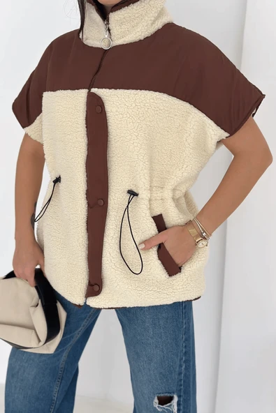 Kısa Kollu Kontrast Detaylı Astarlı Peluş Yelek – Sıcak & Stil Sahibi - Resim 2