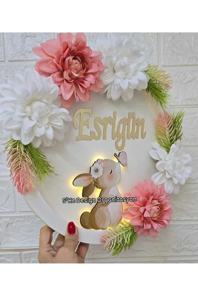 s'he design KIZ BEBEK İSMİNE ÖZE HAZIRLANAN AHŞAP TAVŞAN FİGÜRLÜ ÇİÇEKLİ HASTANE ODASI KAPI SÜSÜ