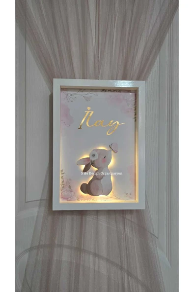 s'he design 30x40 BÜYÜK BOY LEDLİ AHŞAP OBJELİ KAPI SÜSÜ / BEBEK İSMİNE ÖZEL HASTANE DOĞUM ODASI KAPI SÜSÜ ürün görseli