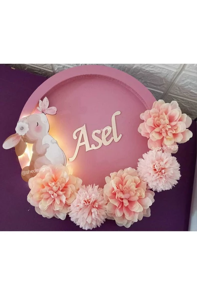 s'he design İSME ÖZEL HAZIRLANAN ÇİÇEKLİ VE TAVŞAN FİGÜRLÜ PUDRA LEDLİ HASTANE KAPI SÜSÜ ürün görseli