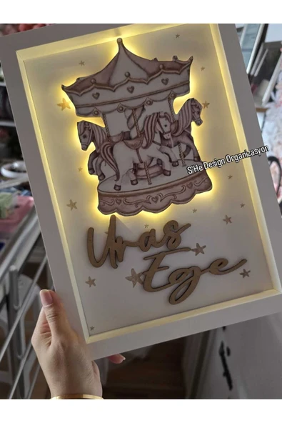 s'he design 30x40 BÜYÜK BOY LEDLİ AHŞAP OBJELİ KAPI SÜSÜ / BEBEK İSMİNE ÖZEL HASTANE DOĞUM ODASI KAPI SÜSÜ ürün görseli