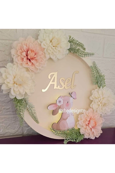 s'he design KIZ BEBEK İSMİNE ÖZE HAZIRLANAN AHŞAP TAVŞAN FİGÜRLÜ ÇİÇEKLİ HASTANE ODASI KAPI SÜSÜ ürün görseli