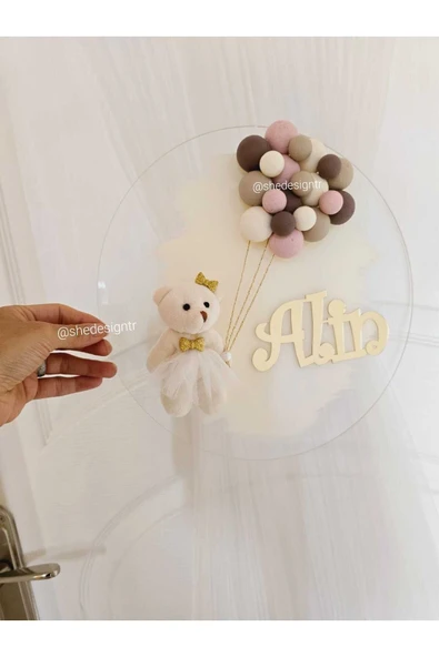 s'he design KIZ BEBEK İSMİNE ÖZEL PLEKSİ KAPI SÜSÜ krem pudra ürün görseli