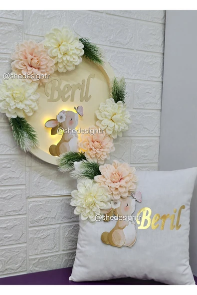s'he design Bebek İsmine Özel Hazırlanan Çiçekli Tavşanlı Kapı Süsü Ve Takı Yastığı ürün görseli