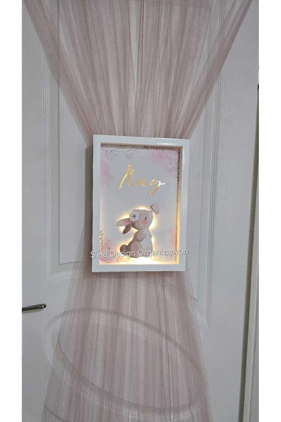 s'he design LEDLİ AHŞAP OBJELİ KAPI SÜSÜ VE LASTİKLİ KAPI TÜLÜ / BEBEK İSMİNE ÖZEL HASTANE DOĞUM ODASI KAPI SÜSÜ - Resim 2