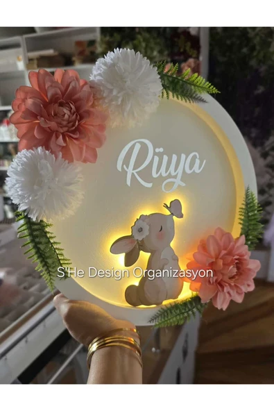 s'he design KIZ BEBEK İSMİNE ÖZEL HAZIRLANAN TAVŞANLI ÇİÇEKLİ PANO ürün görseli