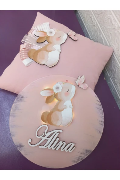 s'he design Kız Bebek İsmine Özel Hazirlanan Tavşan Figürlü Taki Yastığı ve Pleksi Kapı Süsü