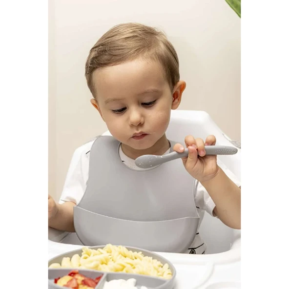 Gri 3’lü Silikon Yemek Seti – Önlük + Diş Kaşıyıcılı Kaşık + Vakumlu Tabak - Resim 3