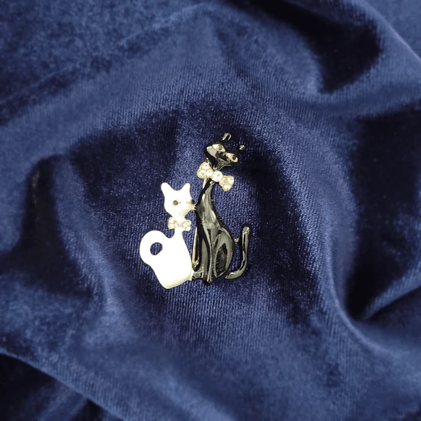 Siyah Beyaz Papyonlu Taşlı Kedi Çifti Broş - Resim 2