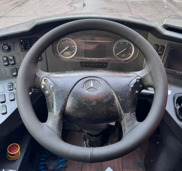 DİKİŞLİ DİREKSİYON KILIFI SİYAH DERİ SİYAH DİKİŞLİ MERCEDES OTOBÜS FOTODAKİ DİREKSİYONLAR İÇİN ürün görseli