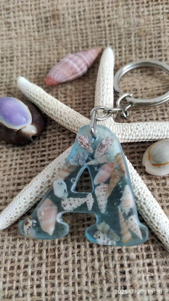 Reçine Harf Anahtarlık (A)- Gerçek Deniz Kabuğu ve Mavi Deniz Esintisi ürün görseli