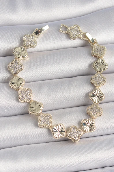 Pirinç Gold Renk Zirkon Taşlı İşlemeli Yonca Model VIP Seri Exculusive Kadın Bileklik - TJ-BB6913 ürün görseli