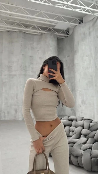 Kadın Uzun Kollu Pencere Detay Göğüs Dekolteli Bluz Ve Bol Paça Pantolon Ikili Takim ürün görseli