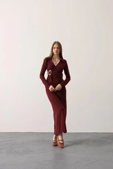 Vişne Çürüğü Rengi Toka/Broş Aksesuarlı Vücudu Saran Fit Uzun Elbise Likralı Kumaş - Resim 2