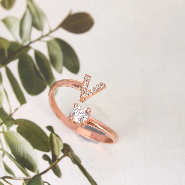 Zirkon Taşlı Pırlanta Montür Rose Altın Kaplama V Harfli Gümüş Yüzük - Resim 4