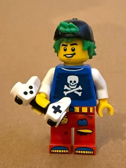 Orjinal Lego Minifigür Pirates Fan Boy With Gamepad ürün görseli 1