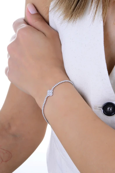 Gümüş rodyumlu pırlanta modeli zirkon taşlı yonca detaylı su yolu bileklik. SGTL12904BEYAZ - Resim 2