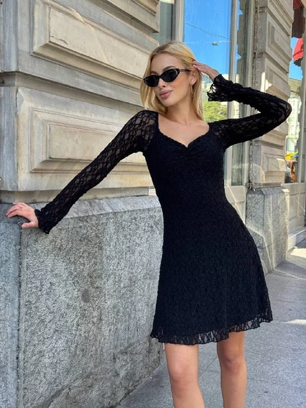 Kadın Siyah Dantelli Uzun Kollu Kalp Yaka Mini Abiye Elbise Güpür Kumaş Vücudu Saran