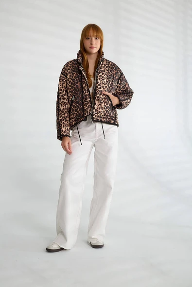 Kadın Leopar Desenli Kapitone Crop Şişme Mont Dik Yaka Kısa Kışlık Puffer Ceket ürün görseli 1