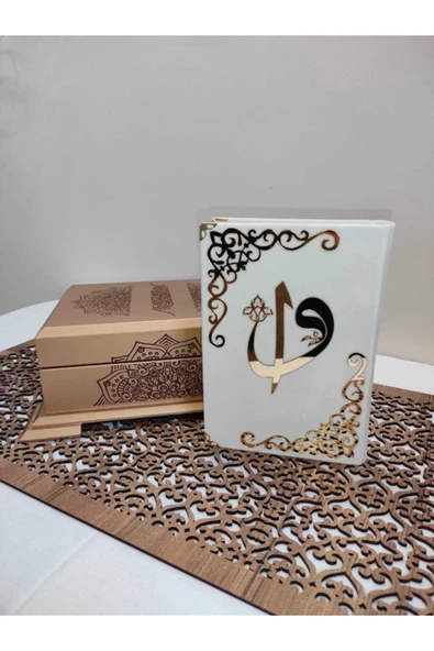 Isimli Ahşap Kutulu Gold Sandık Kadife Kuran-ı Kerim Hayrat Neşriyat Hafız Boy (14*20 Cm) ürün görseli