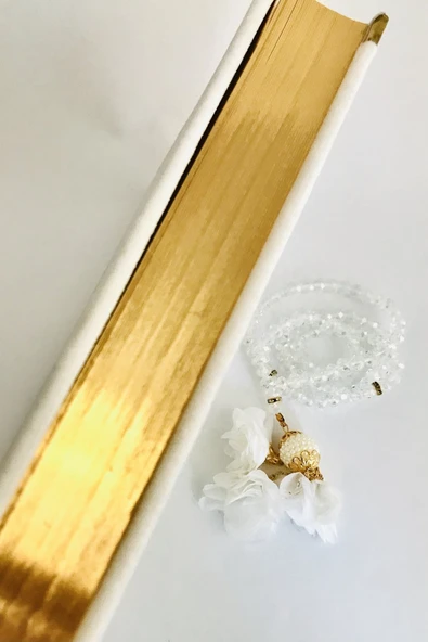 Gelin Kur'an-ı Kerim'i Orta Boy Beyaz Kadife Nakışlı Kuranı Kerim 17*24,5 Ve Beyaz Tesbih Çeyiz Seti - Resim 2