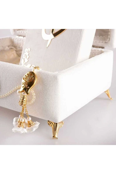 Desenli Kutu Çeyizlik, Seccade + Tesbih + Kuran Hediye Seti (Orta Boy, Kadife, Beyaz, Elif-Vav) - Resim 4