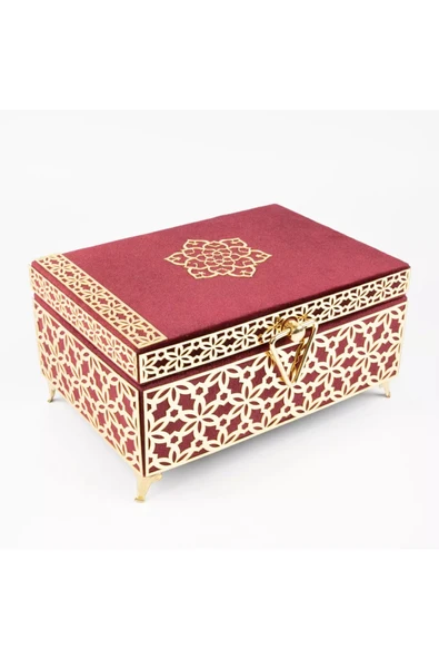 Desenli Kutu Çeyizlik, Seccade Tesbih Kuran Hediye Seti (HAFIZ BOY, KADİFE, BORDO, ELİF-VAV) ürün görseli