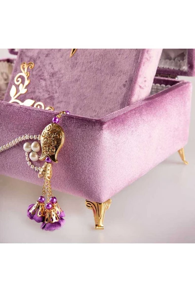 Desenli Kutu Çeyizlik, Seccade + Tesbih + Kuran Hediye Seti (Orta Boy, Kadife, Lila, Elif-Vav) - Resim 4