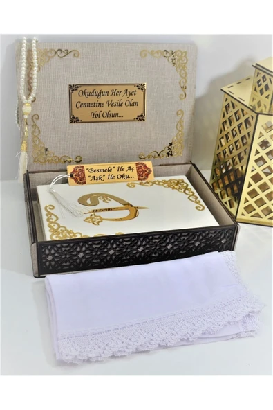 İsimli Kadife Kuranı Kerim Özel Ahşap Kutulu Ortaboy (16X24)(BEYAZ) Ayraç,tesbih Namaz Örtüsü Seti ürün görseli